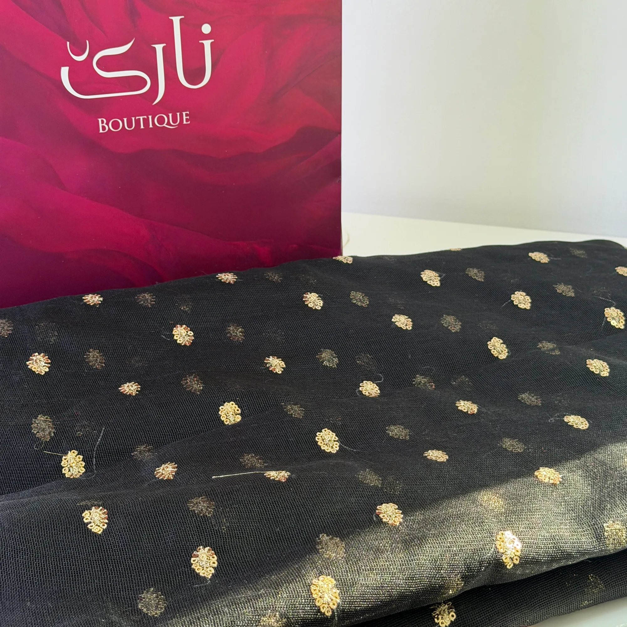 کراسی برنجۆکی نارێ — ڕەش