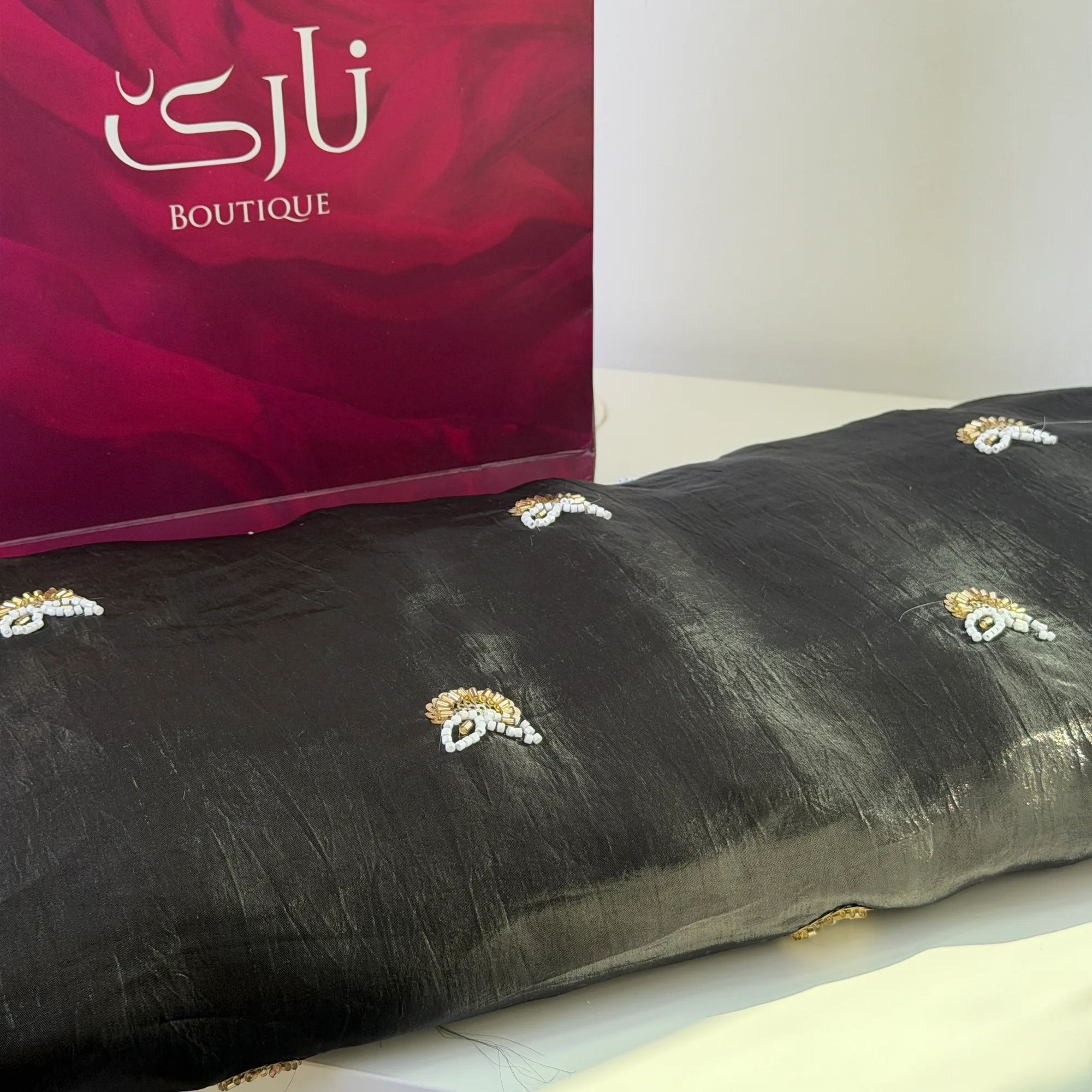کراسی ئیشی دەستی زەنگیانە — ڕەش