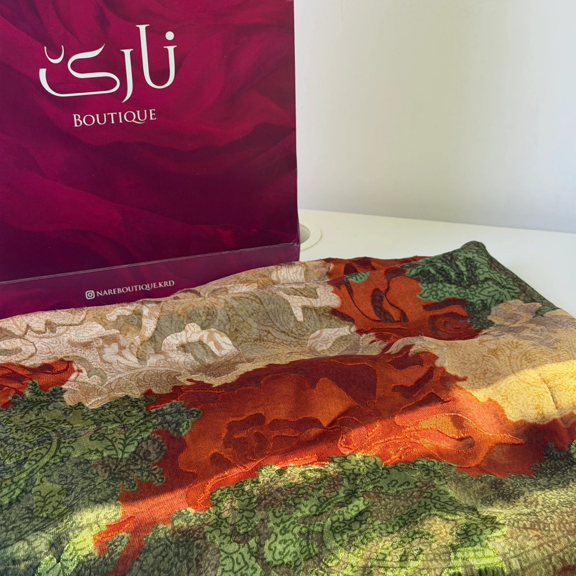 کراسی گوندی نارێ — قاوەیی سوور