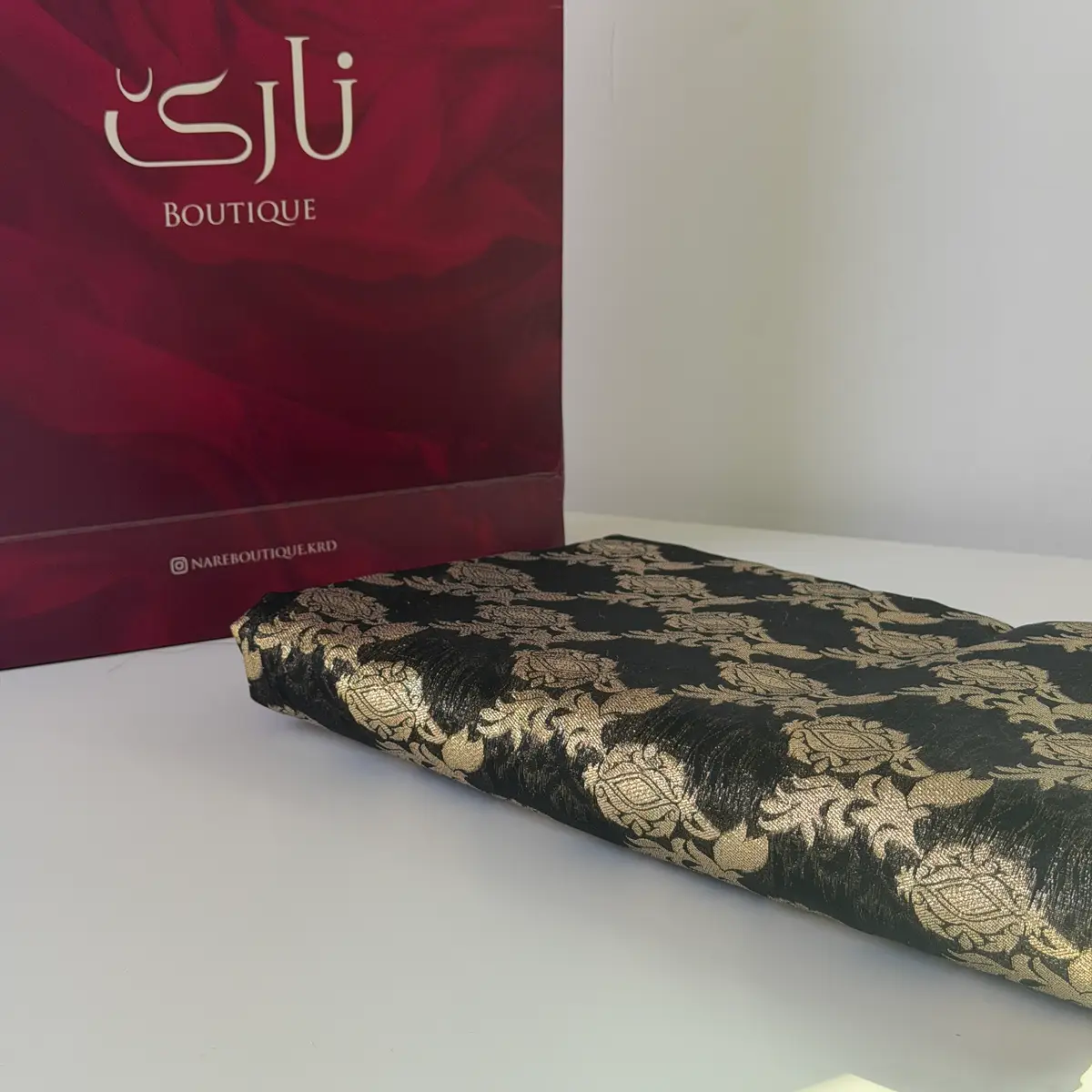 کراسی ئۆرگانزی ئەستور — ڕەش